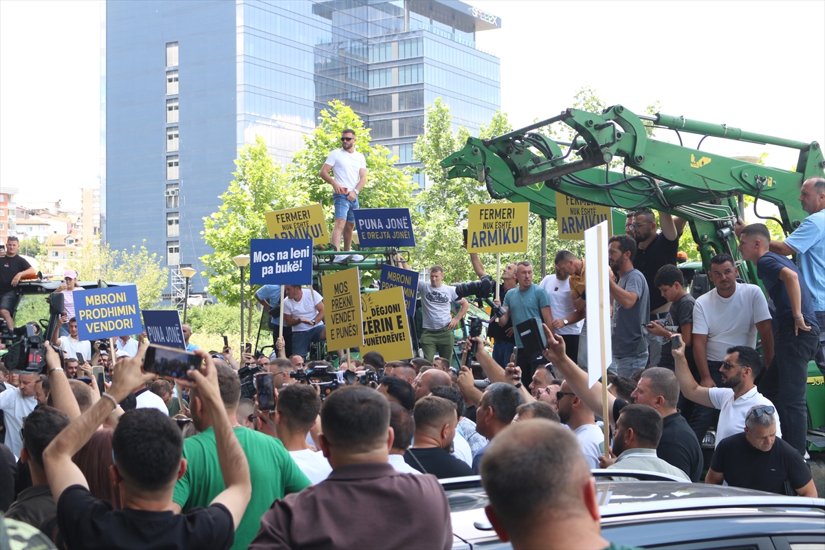 Kosova'da süt üreticileri bakanlık önündeki protestoda yüzlerce litre süt döktü