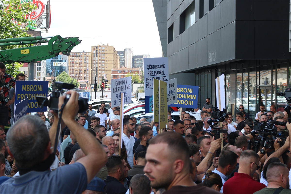 Kosova'da süt üreticileri bakanlık önündeki protestoda yüzlerce litre süt döktü