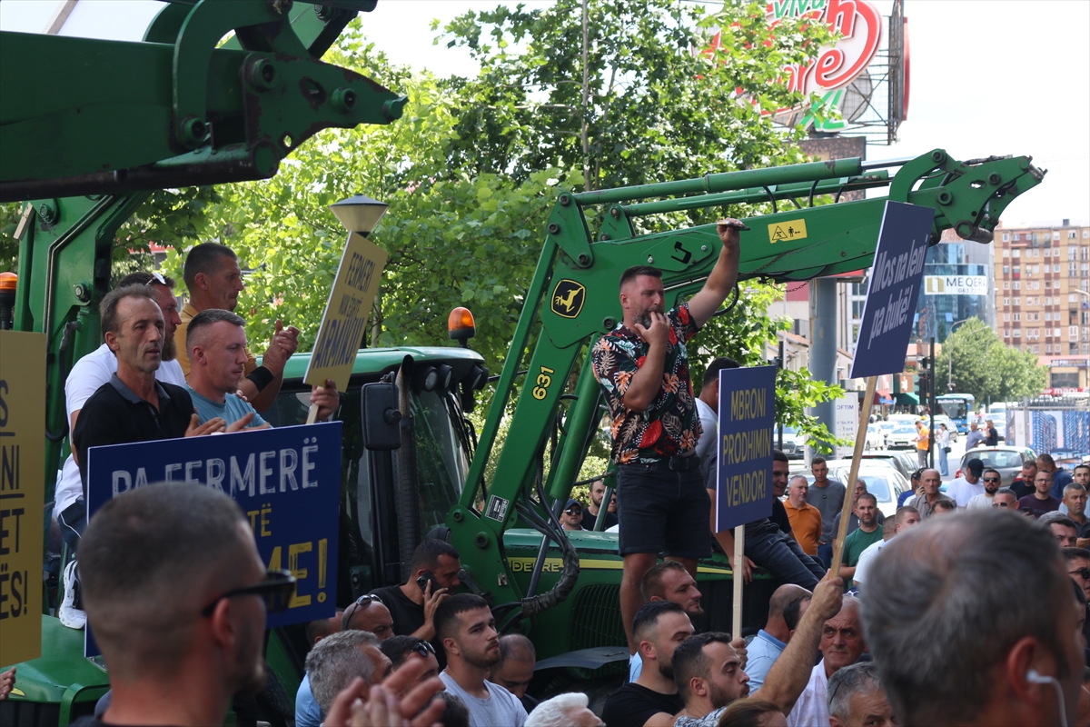 Kosova'da süt üreticileri bakanlık önündeki protestoda yüzlerce litre süt döktü