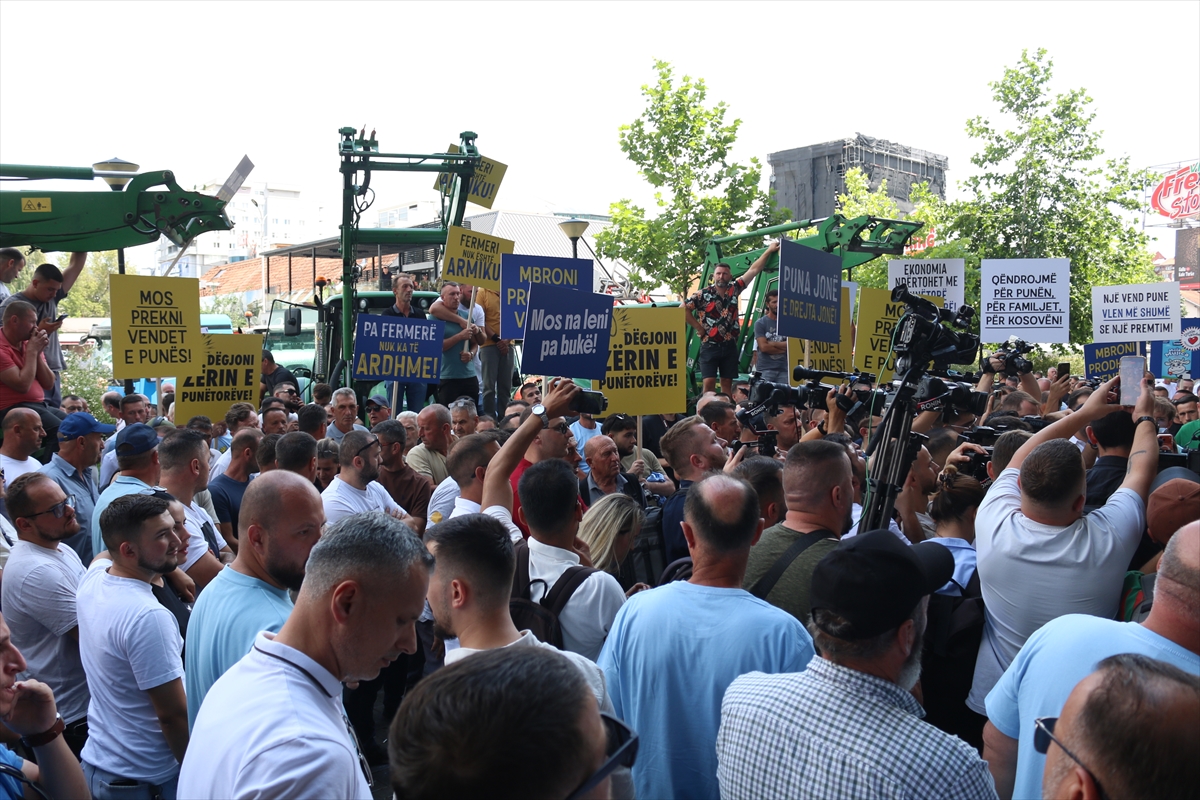Kosova'da süt üreticileri bakanlık önündeki protestoda yüzlerce litre süt döktü