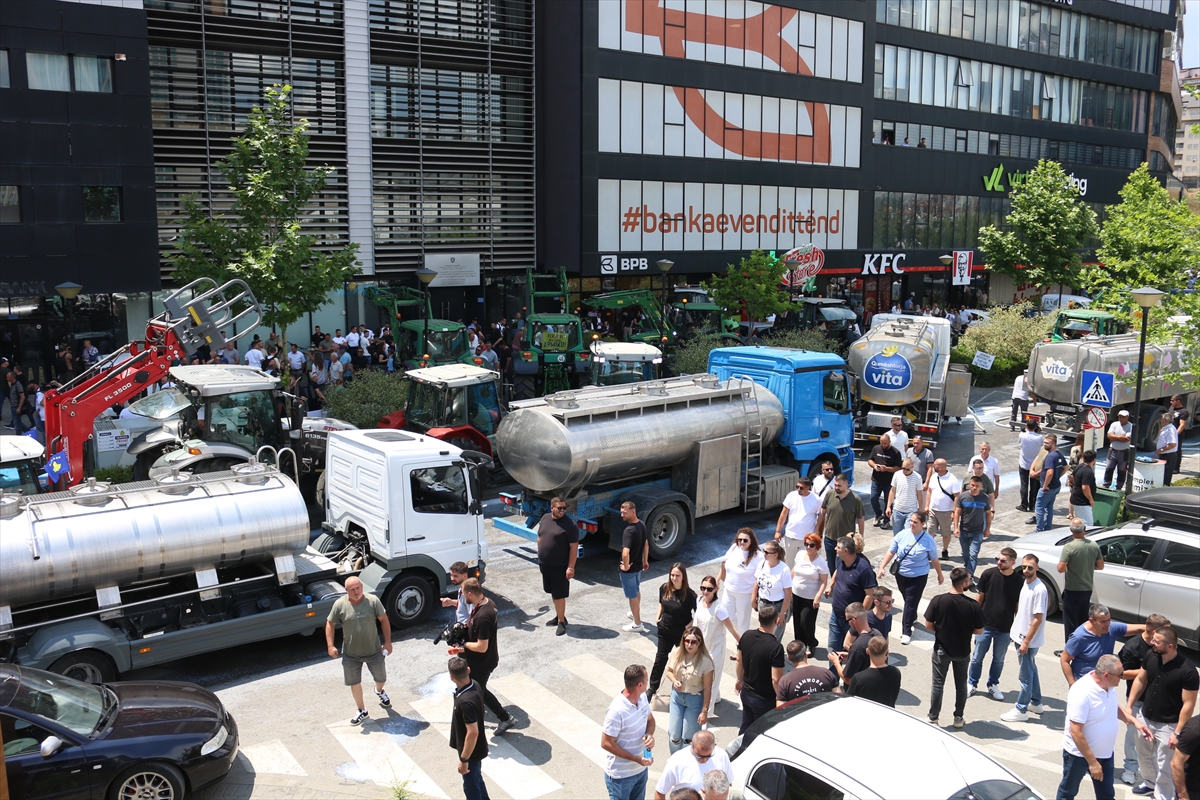 Kosova'da süt üreticileri bakanlık önündeki protestoda yüzlerce litre süt döktü