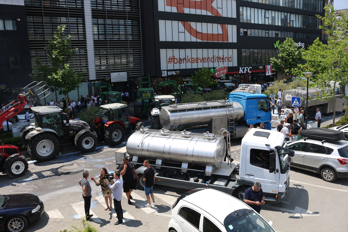 Kosova'da süt üreticileri bakanlık önündeki protestoda yüzlerce litre süt döktü