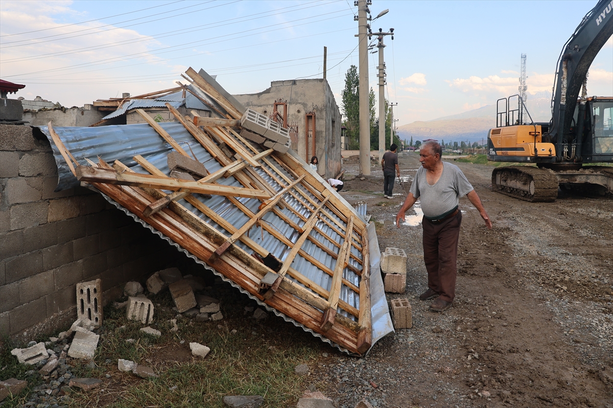 Iğdır ve Kars'ta fırtına hasara yol açtı
