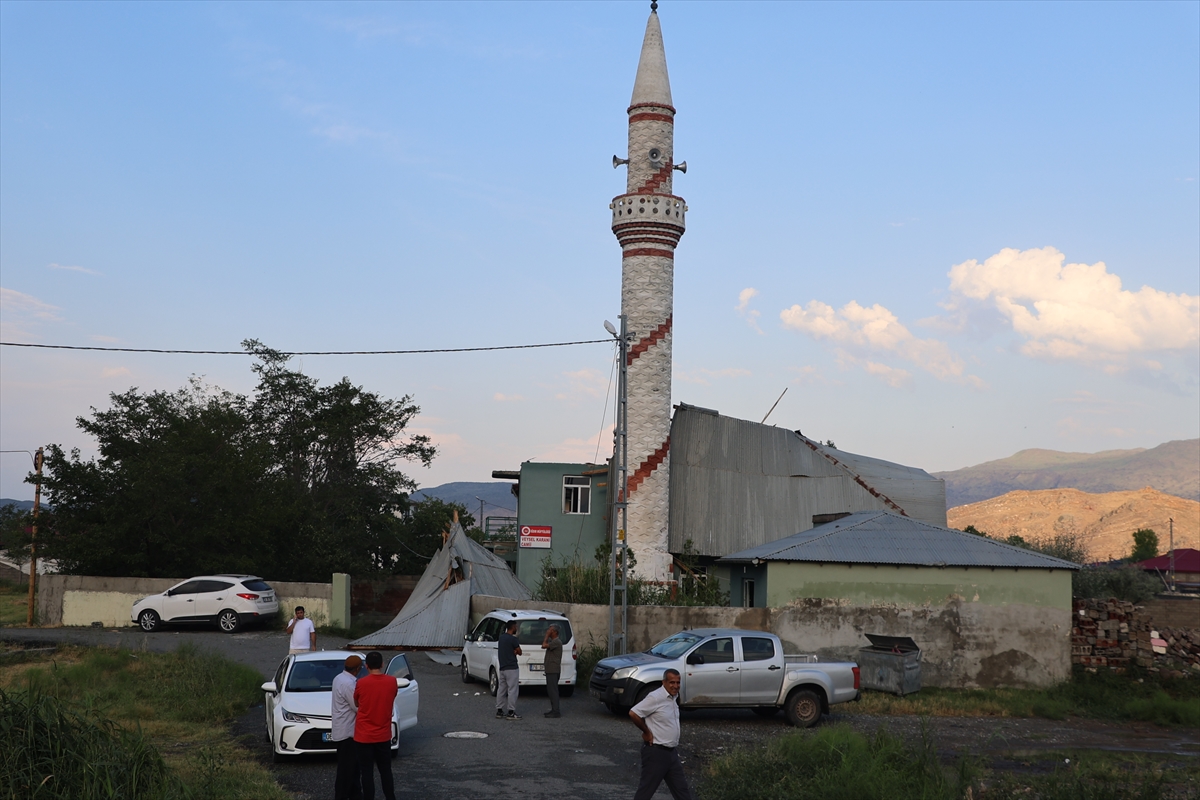Iğdır ve Kars'ta fırtına hasara yol açtı