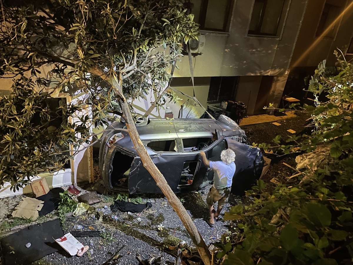 Kocaeli'de otomobil apartman boşluğuna devrildi: 2 yaralı