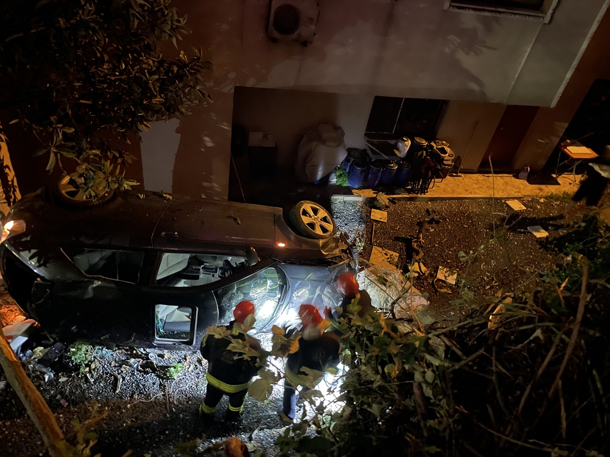 Kocaeli'de otomobil apartman boşluğuna devrildi: 2 yaralı
