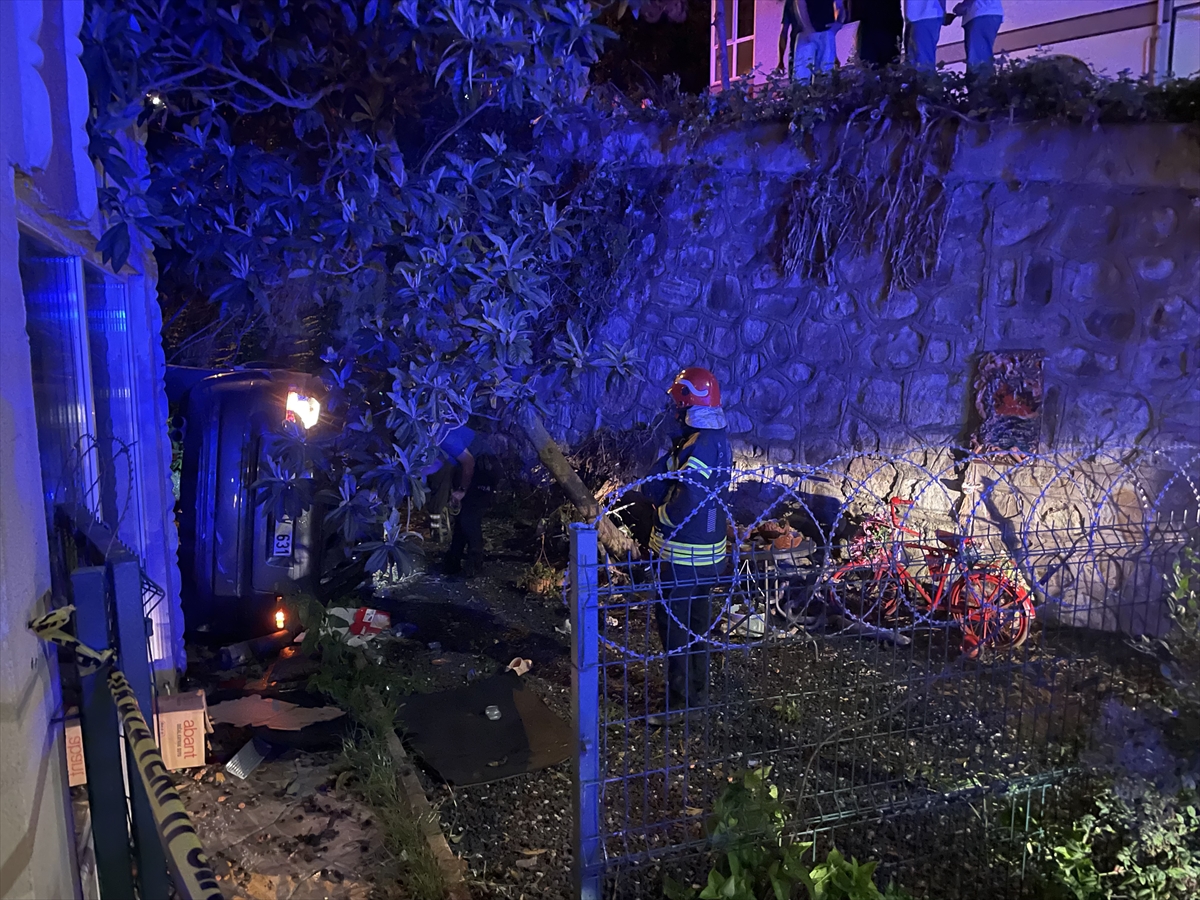 Kocaeli'de otomobil apartman boşluğuna devrildi: 2 yaralı