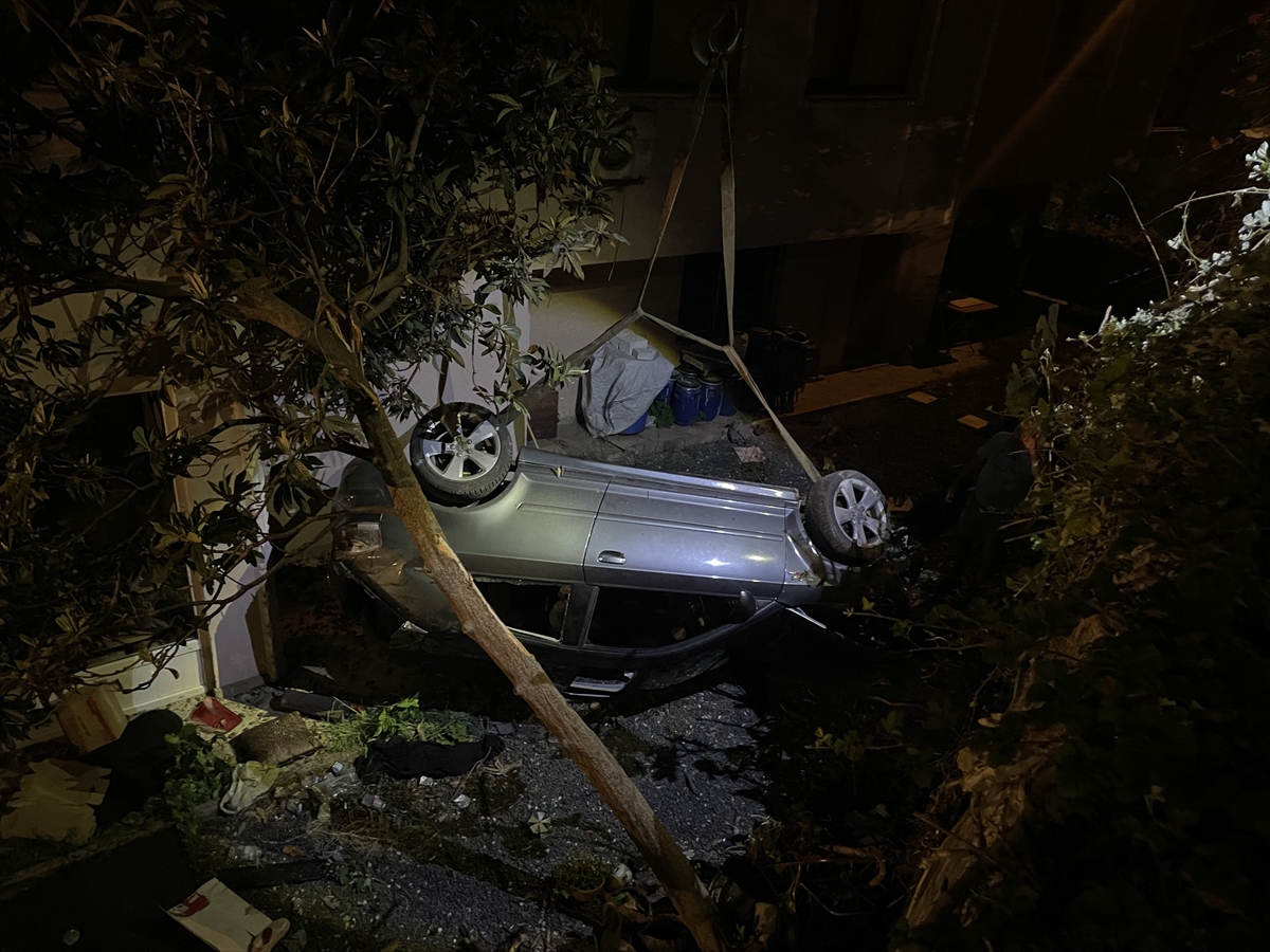Kocaeli'de otomobil apartman boşluğuna devrildi: 2 yaralı
