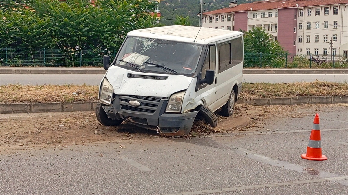 Amasya'da minibüs direğe çarptı: 4 yaralı