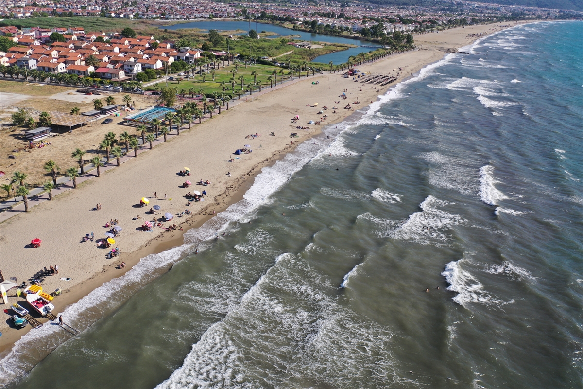 Aydın'da 3 kişinin boğulduğu plajda riskli olmasına rağmen denize giriliyor