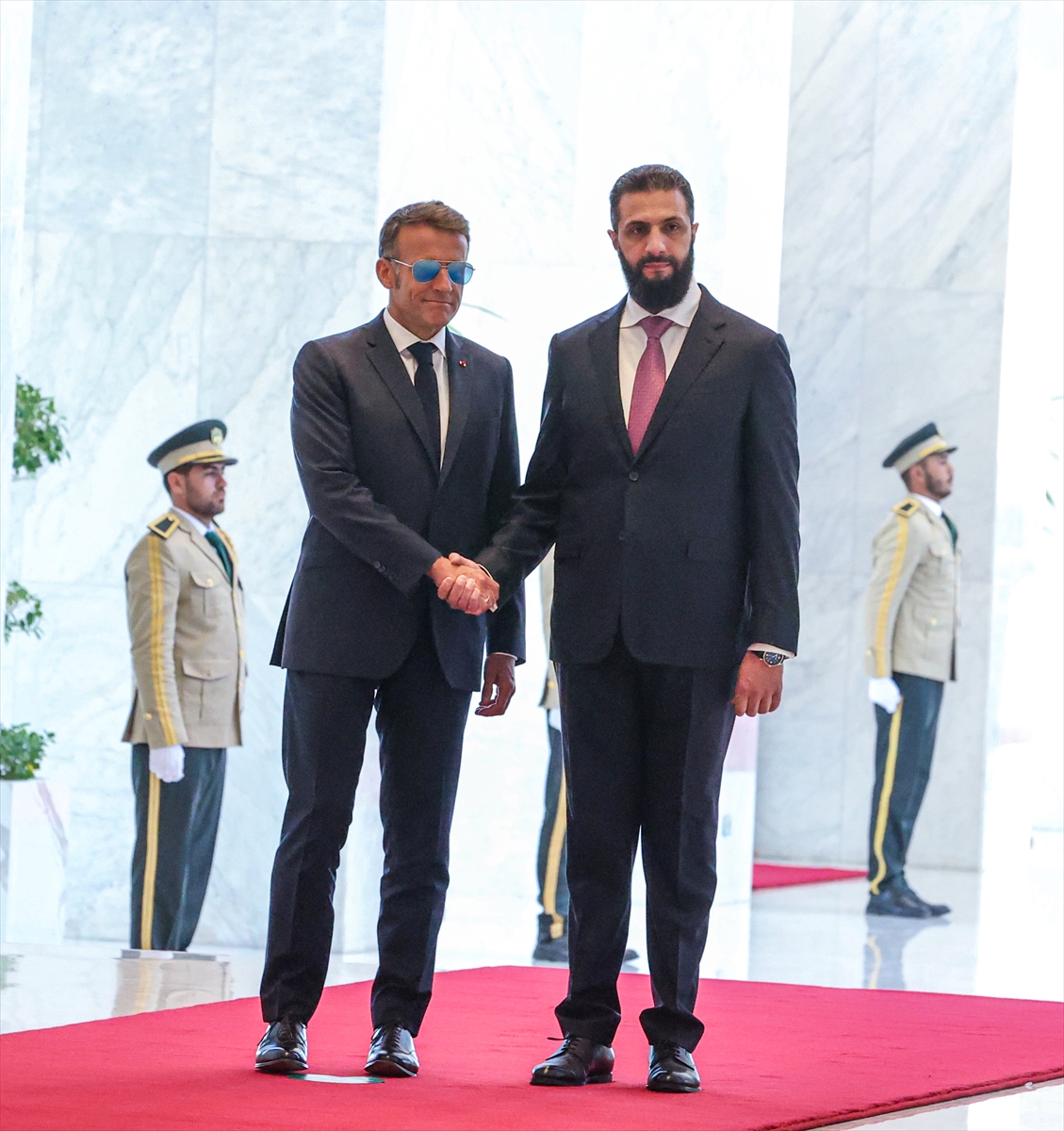 Suriye Cumhurbaşkanı Şara, Fransa Cumhurbaşkanı Macron ile Şam'da görüştü