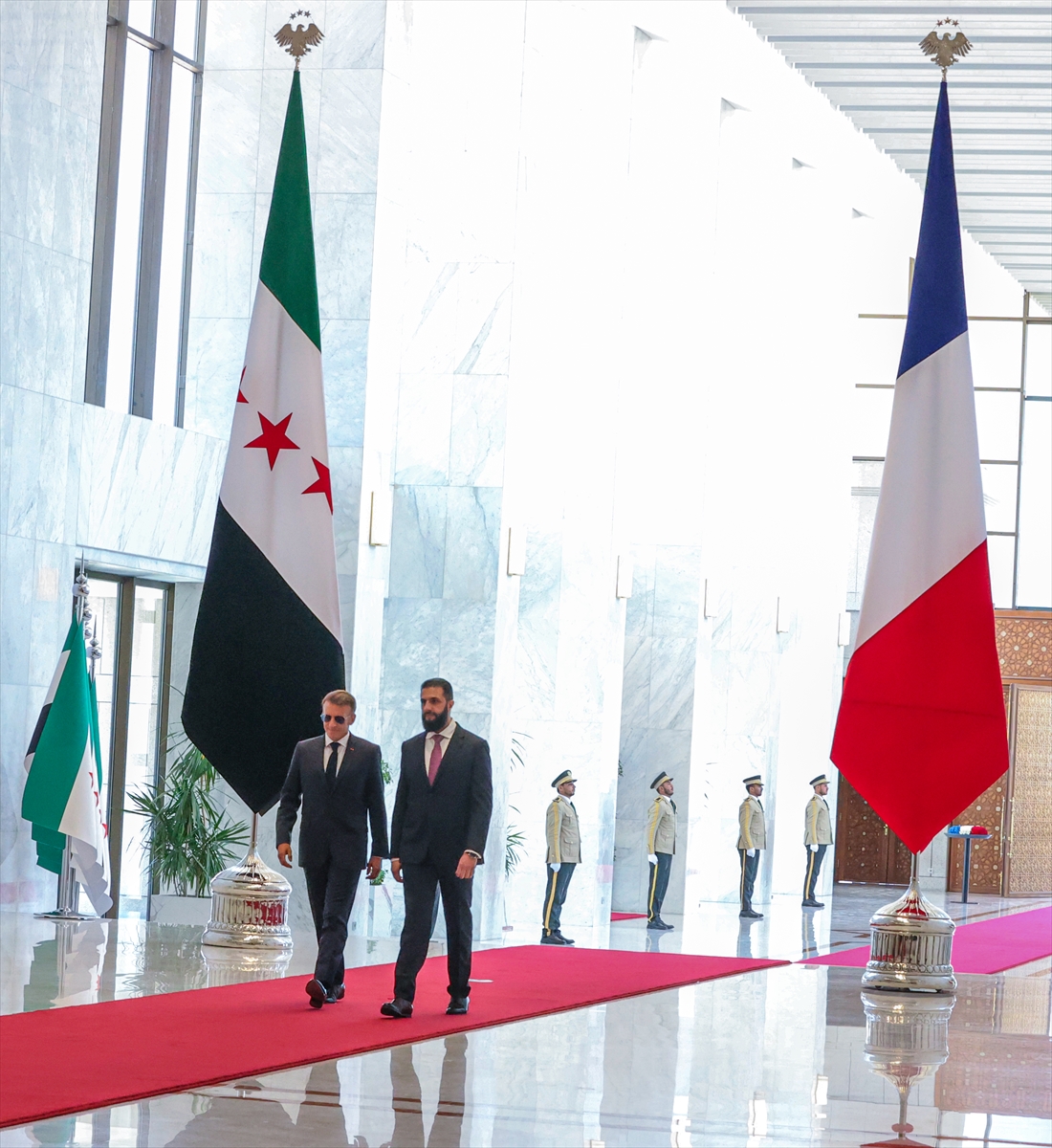 Suriye Cumhurbaşkanı Şara, Fransa Cumhurbaşkanı Macron ile Şam'da görüştü