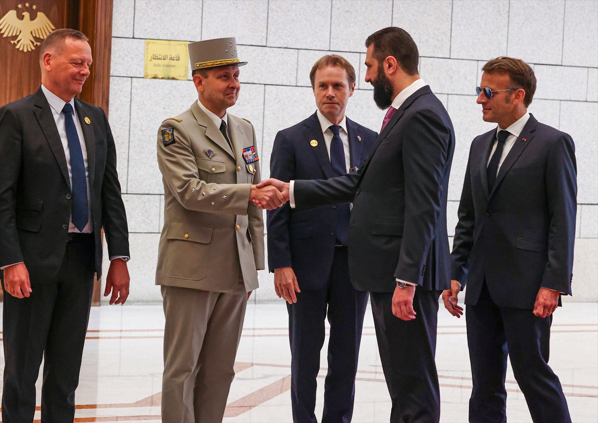Suriye Cumhurbaşkanı Şara, Fransa Cumhurbaşkanı Macron ile Şam'da görüştü