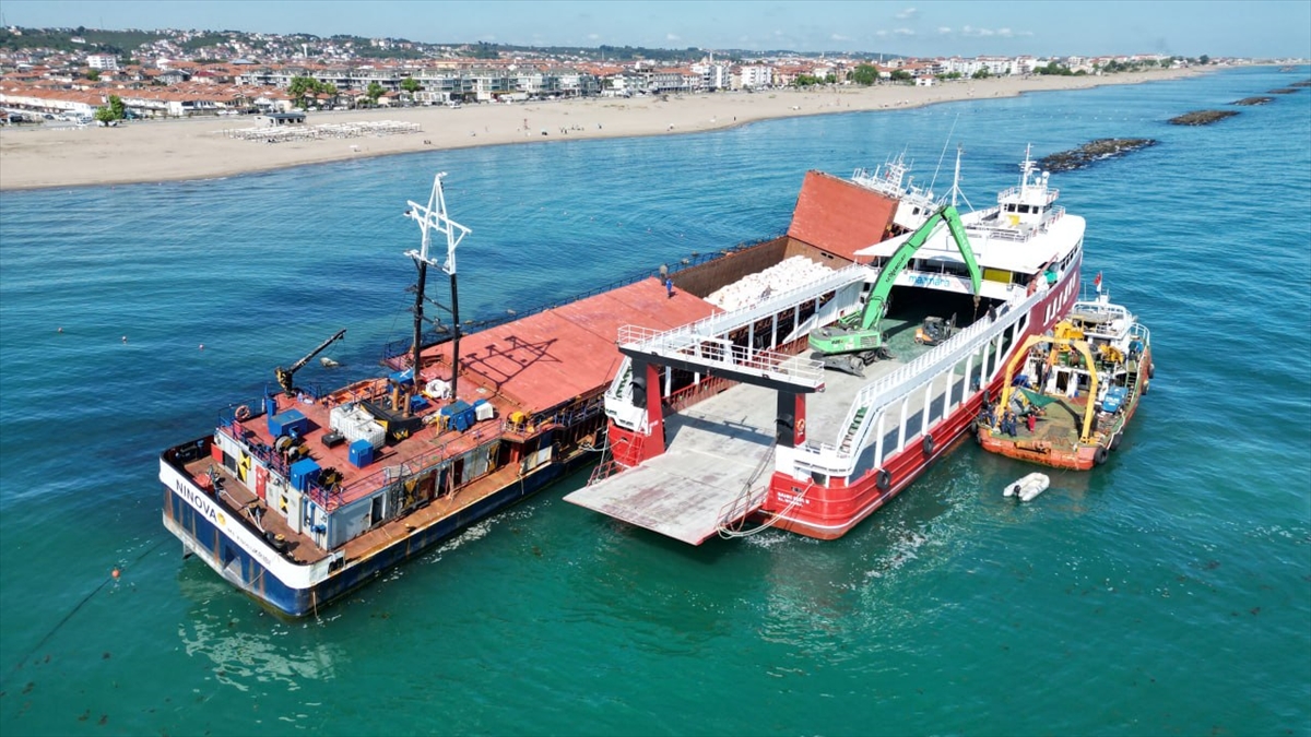 Sakarya'da karaya oturan kuru yük gemisindeki yükler boşaltılıyor