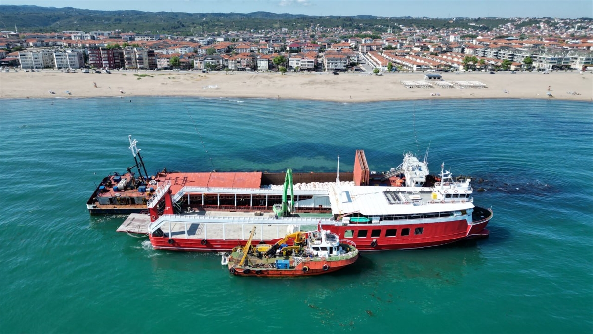Sakarya'da karaya oturan kuru yük gemisindeki yükler boşaltılıyor