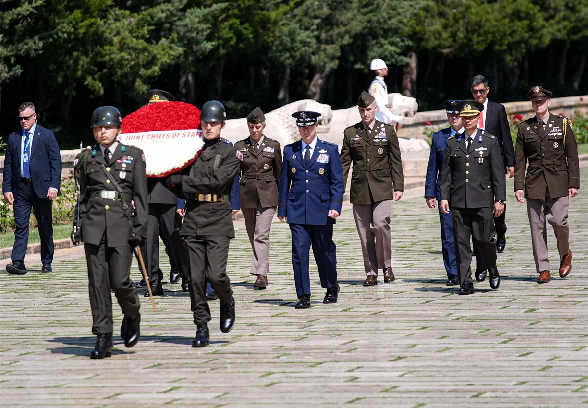 NATO ANKARA ZİRVESİ - ABD Genelkurmay Başkanı Dan Caine, Anıtkabir'i ziyaret etti