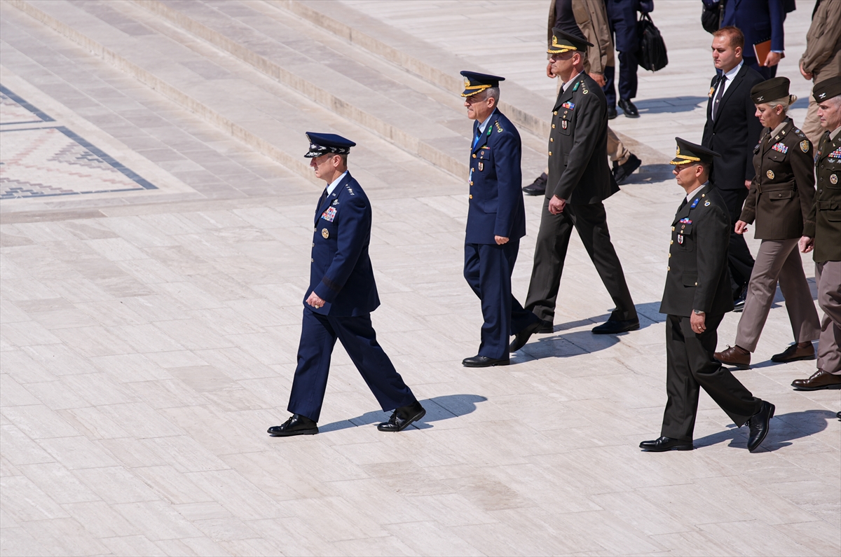 NATO ANKARA ZİRVESİ - ABD Genelkurmay Başkanı Dan Caine, Anıtkabir'i ziyaret etti