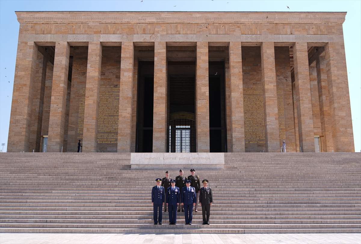 NATO ANKARA ZİRVESİ - ABD Genelkurmay Başkanı Dan Caine, Anıtkabir'i ziyaret etti