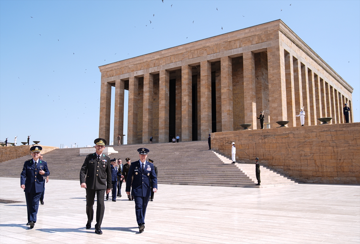 NATO ANKARA ZİRVESİ - ABD Genelkurmay Başkanı Dan Caine, Anıtkabir'i ziyaret etti