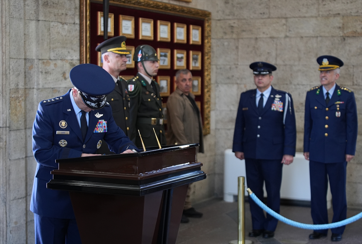 NATO ANKARA ZİRVESİ - ABD Genelkurmay Başkanı Dan Caine, Anıtkabir'i ziyaret etti
