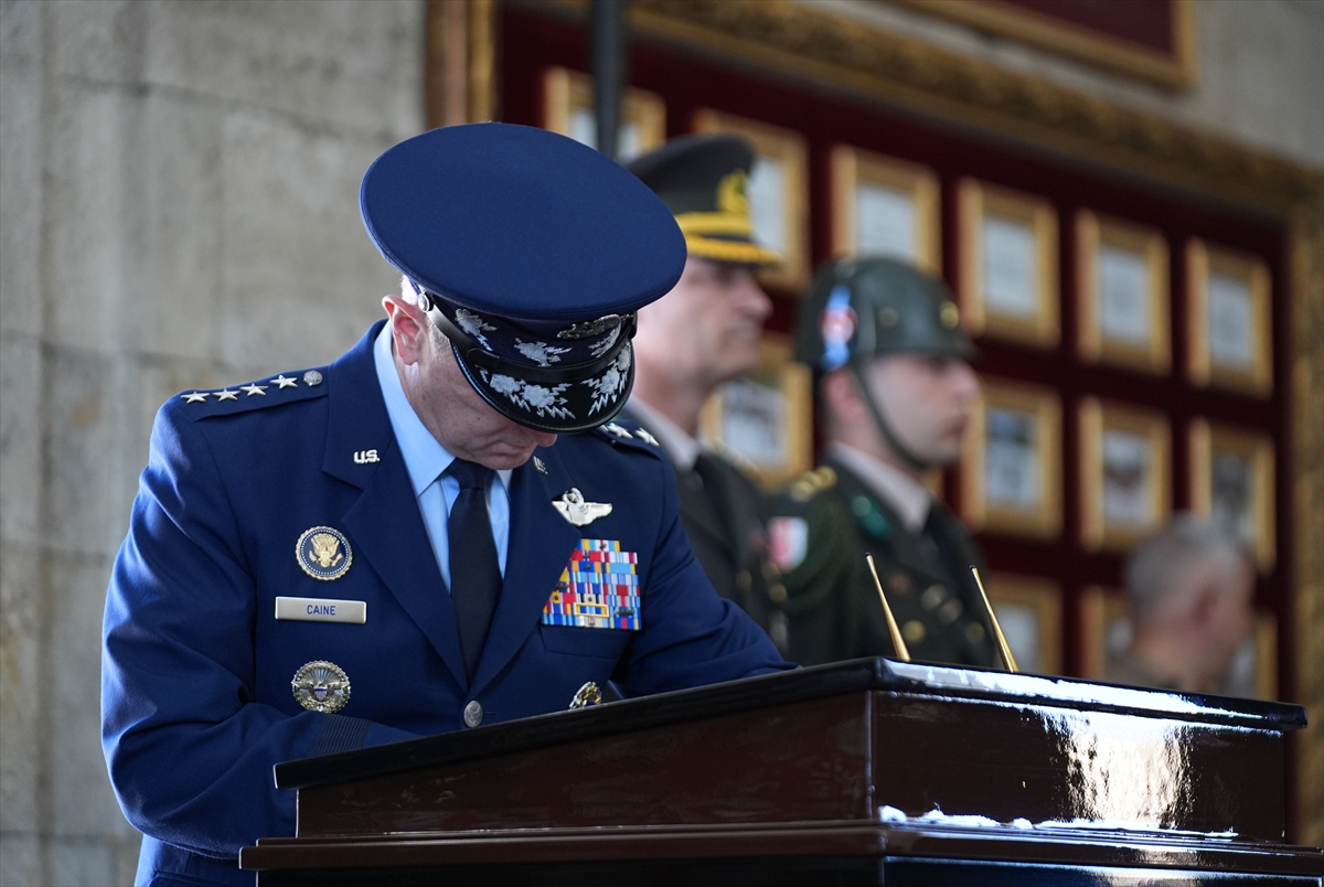 NATO ANKARA ZİRVESİ - ABD Genelkurmay Başkanı Dan Caine, Anıtkabir'i ziyaret etti