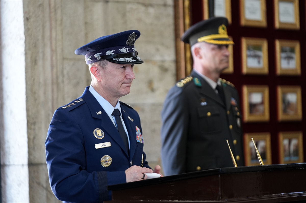 NATO ANKARA ZİRVESİ - ABD Genelkurmay Başkanı Dan Caine, Anıtkabir'i ziyaret etti