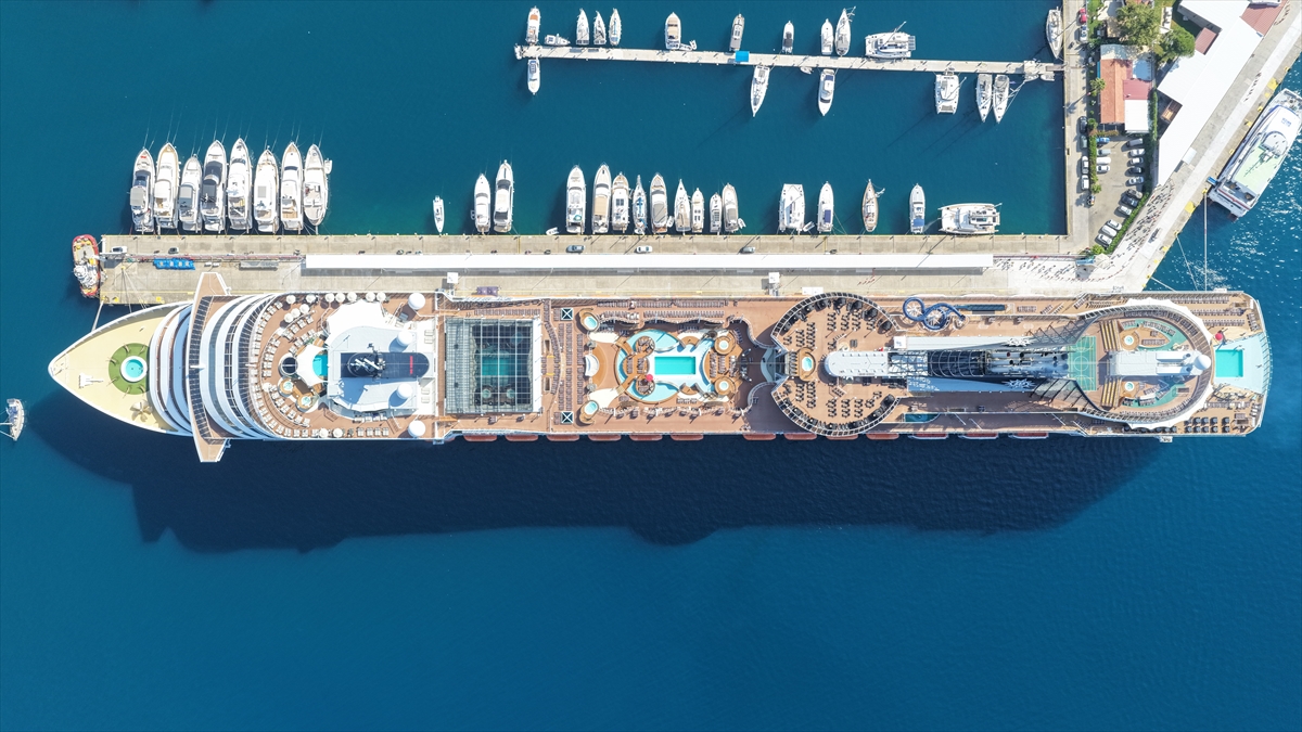 "MSC Divina" kruvaziyeri Marmaris'e 4 bin 84 turist getirdi