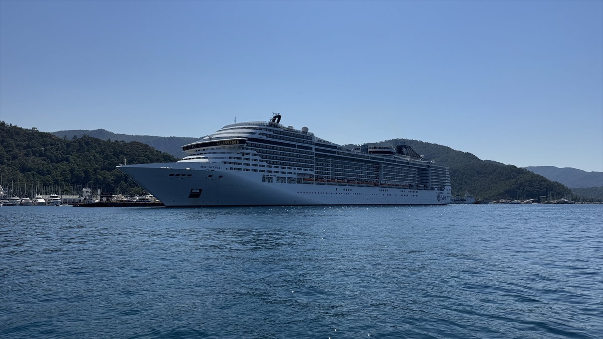"MSC Divina" kruvaziyeri Marmaris'e 4 bin 84 turist getirdi