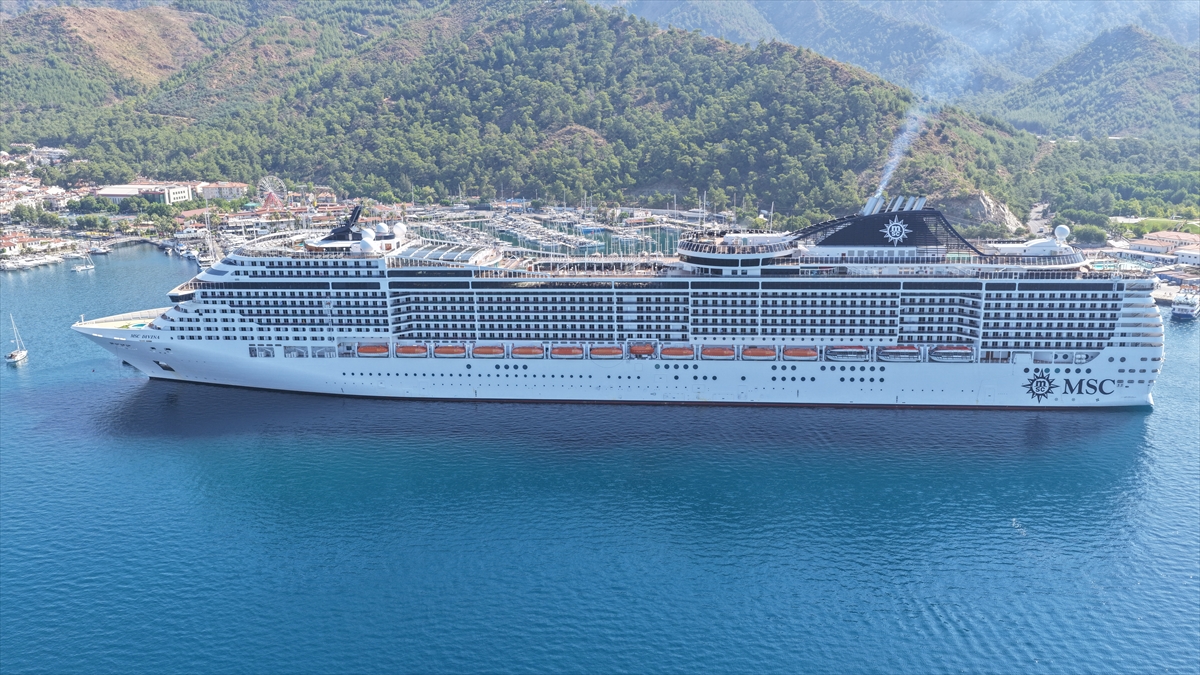 "MSC Divina" kruvaziyeri Marmaris'e 4 bin 84 turist getirdi