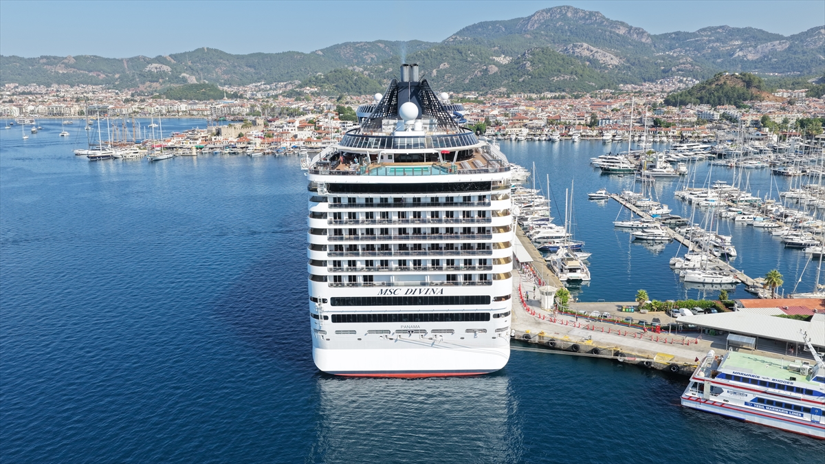 "MSC Divina" kruvaziyeri Marmaris'e 4 bin 84 turist getirdi