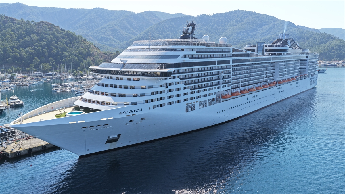 "MSC Divina" kruvaziyeri Marmaris'e 4 bin 84 turist getirdi