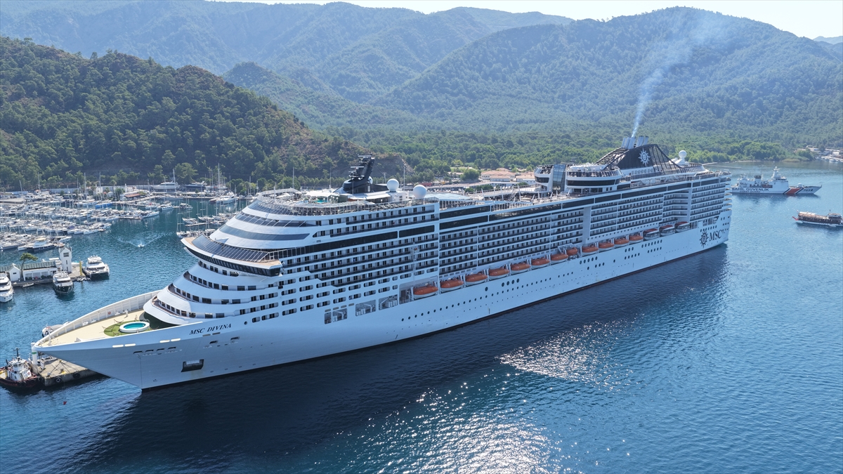 "MSC Divina" kruvaziyeri Marmaris'e 4 bin 84 turist getirdi