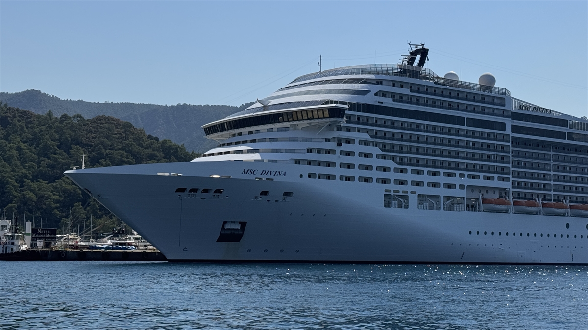 "MSC Divina" kruvaziyeri Marmaris'e 4 bin 84 turist getirdi