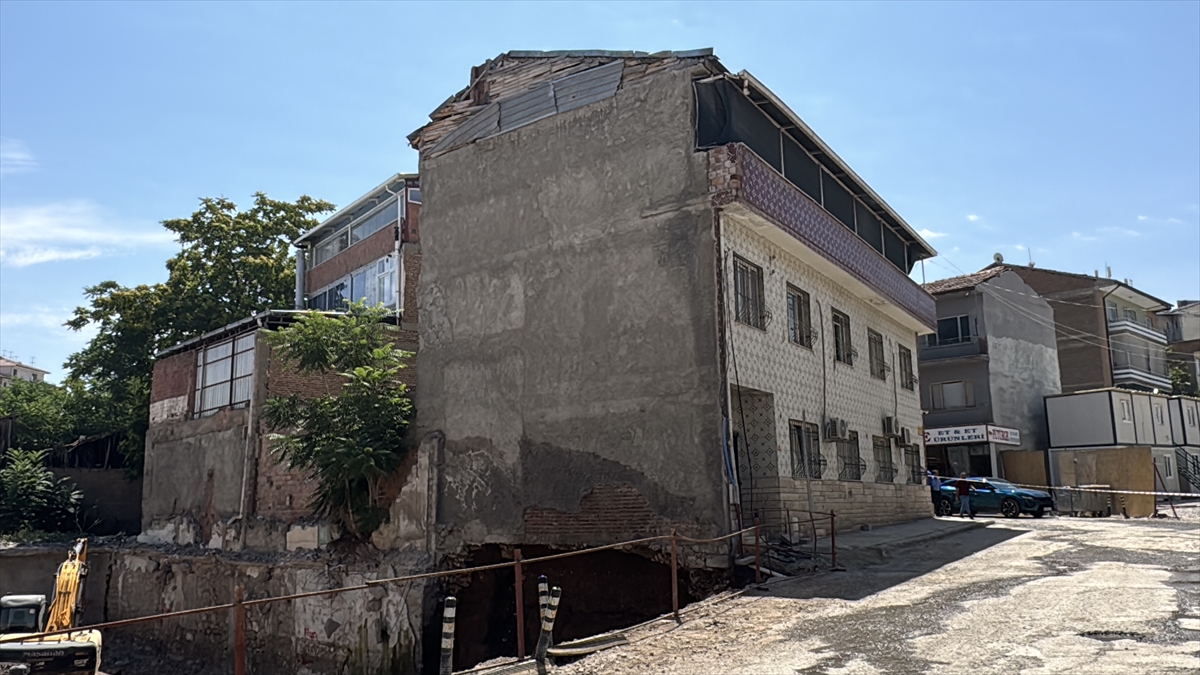 Malatya'da inşaatın temel kazısı sırasında hasar olan bina boşaltıldı
