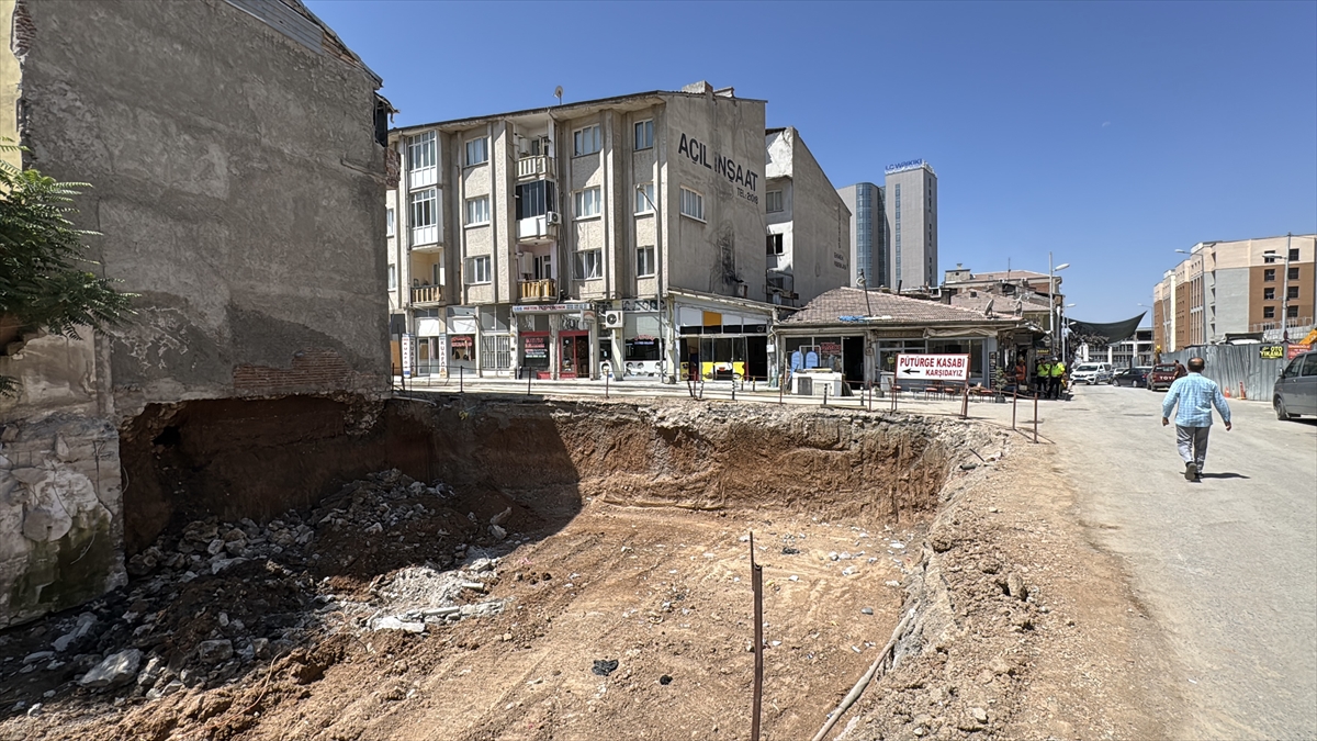 Malatya'da inşaatın temel kazısı sırasında hasar olan bina boşaltıldı
