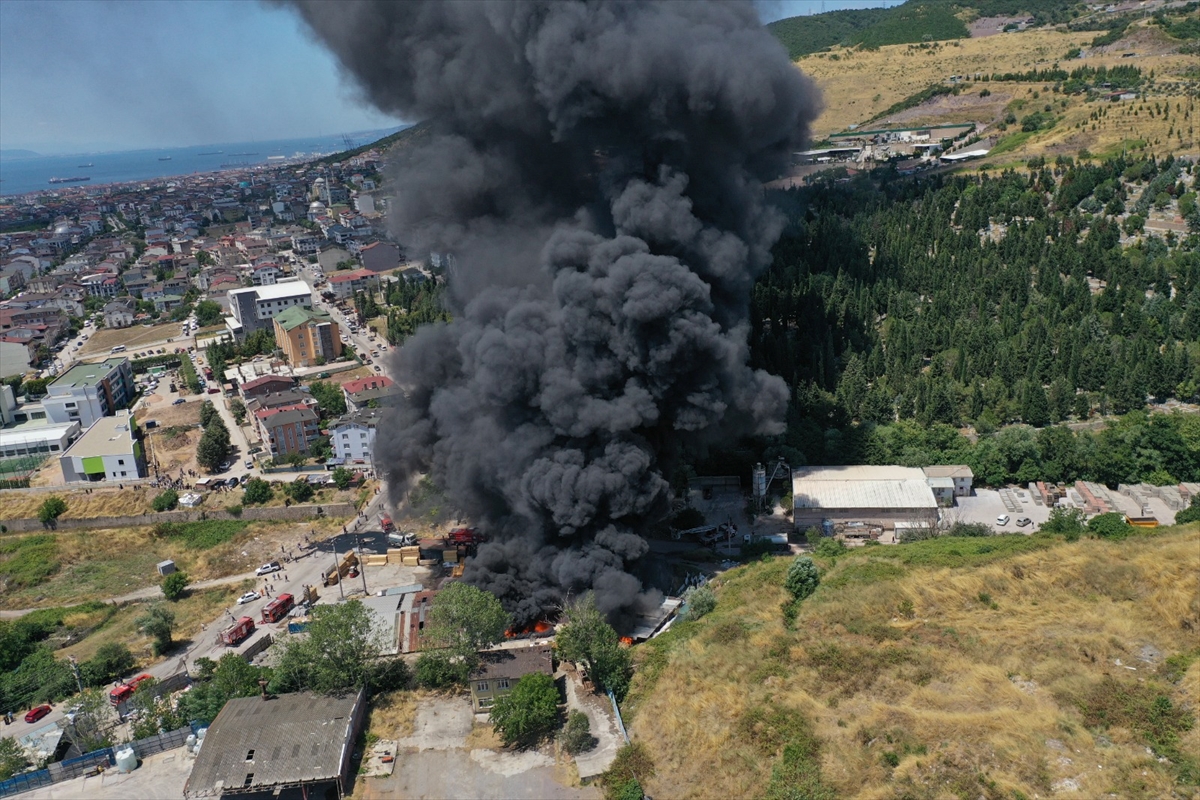 Kocaeli'de çıkan fabrika yangınına müdahale ediliyor