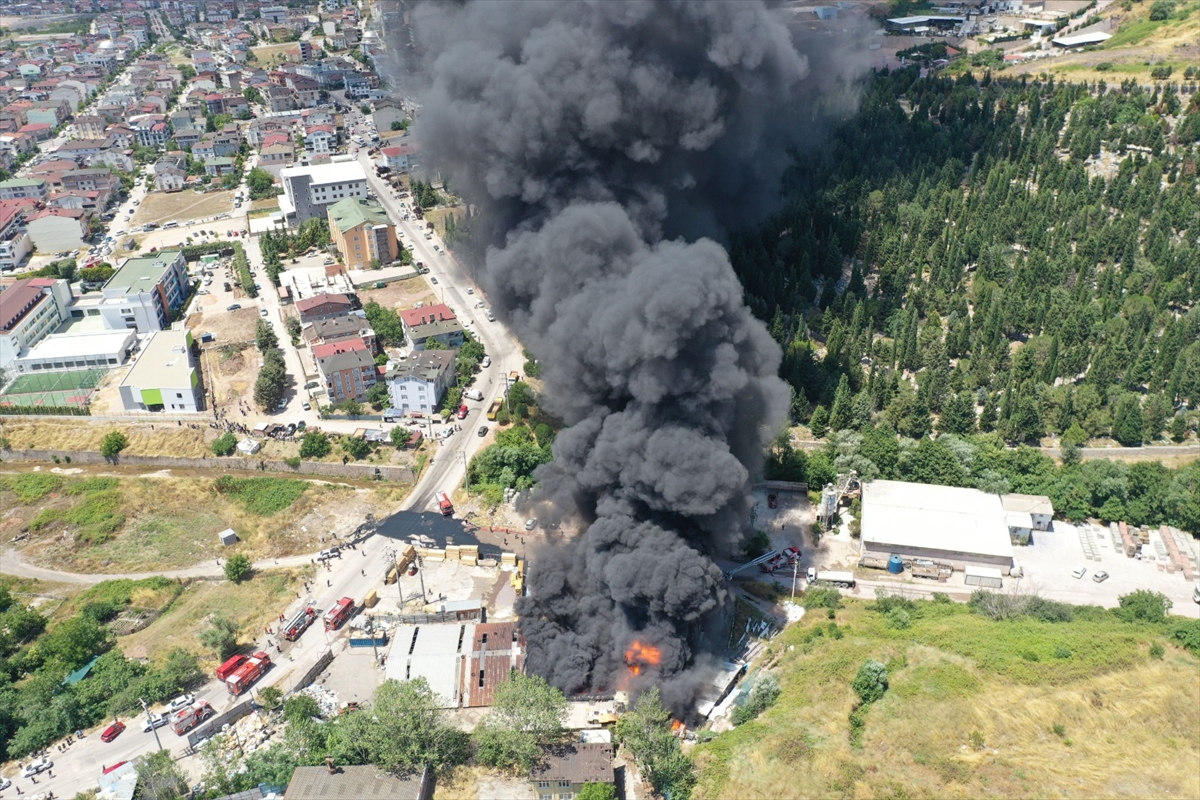 Kocaeli'de çıkan fabrika yangınına müdahale ediliyor
