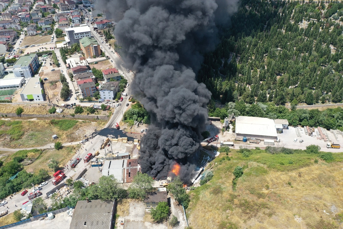 Kocaeli'de çıkan fabrika yangınına müdahale ediliyor