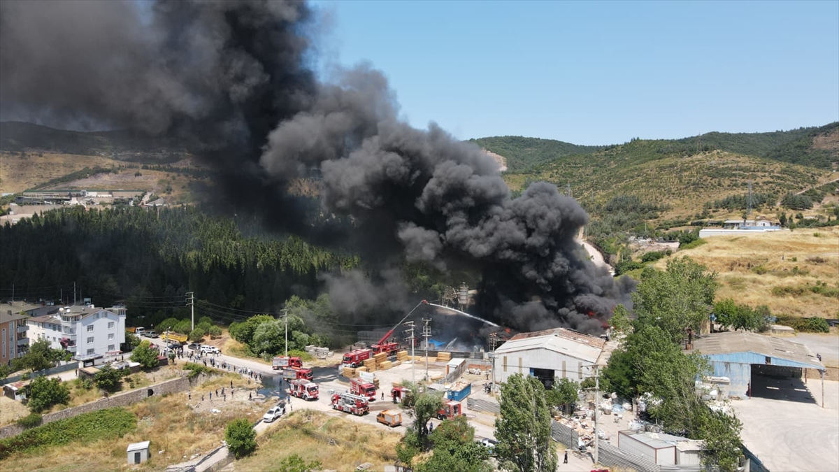 Kocaeli'de çıkan fabrika yangınına müdahale ediliyor