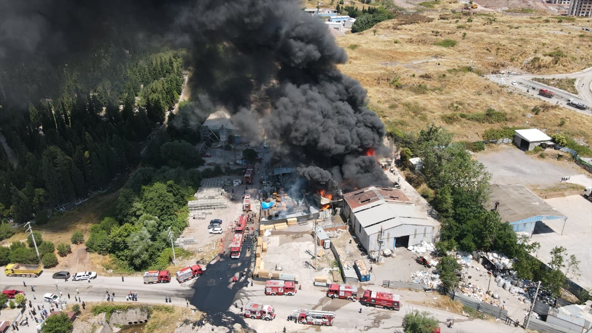 Kocaeli'de çıkan fabrika yangınına müdahale ediliyor