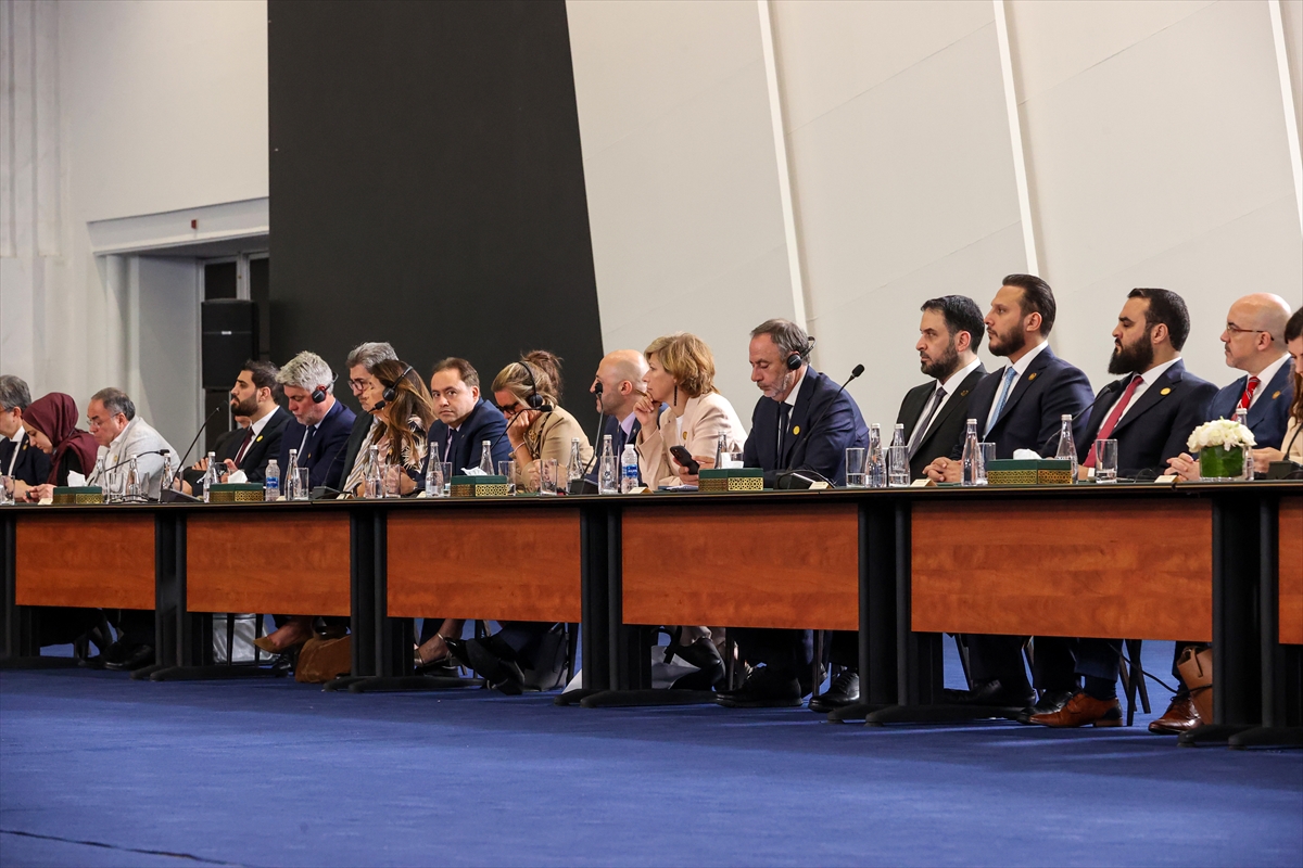 Suriye Cumhurbaşkanı Şara ile Fransa Cumhurbaşkanı Macron, Suriye-Fransa Ekonomi Forumu'nda konuştu