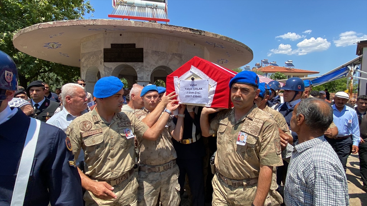 Aydın'da amcasının kullandığı otomobille çarpıştığı kazada ölen uzman çavuş toprağa verildi