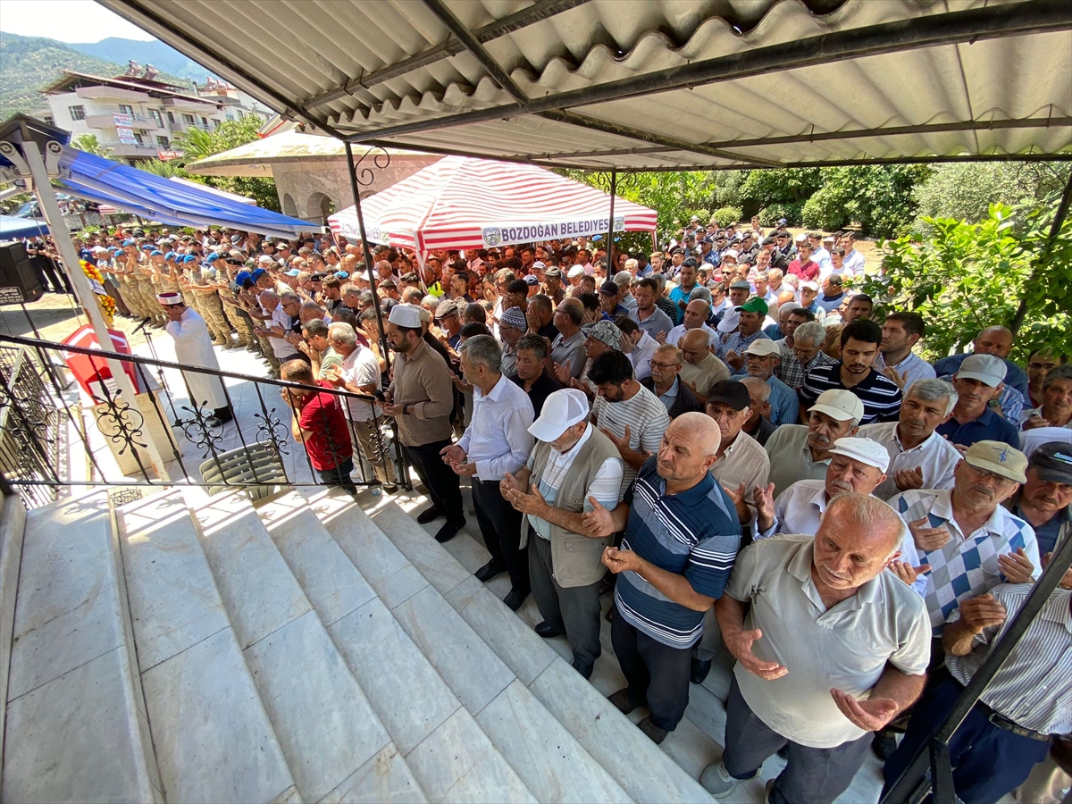 Aydın'da amcasının kullandığı otomobille çarpıştığı kazada ölen uzman çavuş toprağa verildi