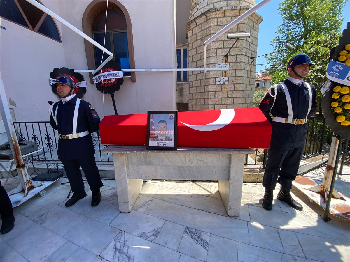 Aydın'da amcasının kullandığı otomobille çarpıştığı kazada ölen uzman çavuş toprağa verildi