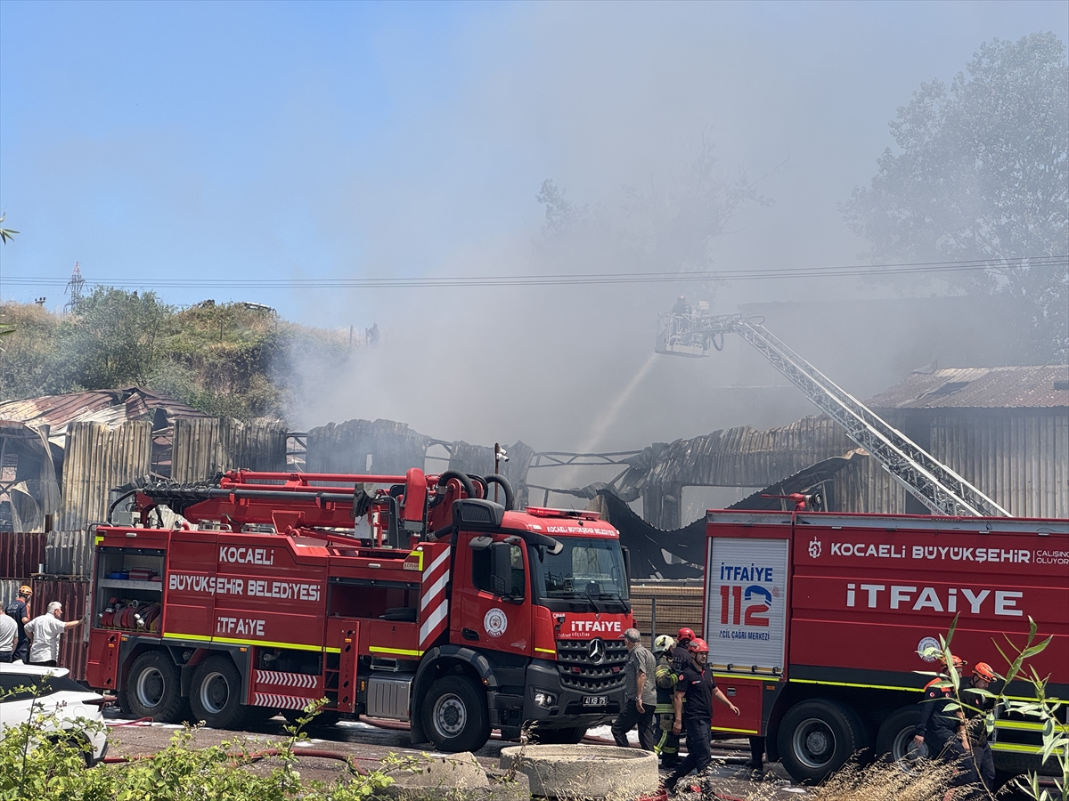 Kocaeli'de çıkan fabrika yangınına müdahale ediliyor