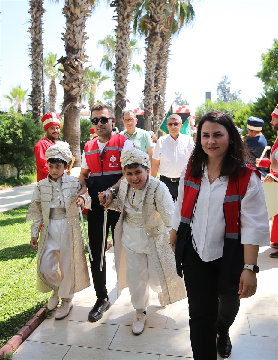 Antalya'da vakıf geleneği kapsamında 39 çocuk sünnet ettirildi