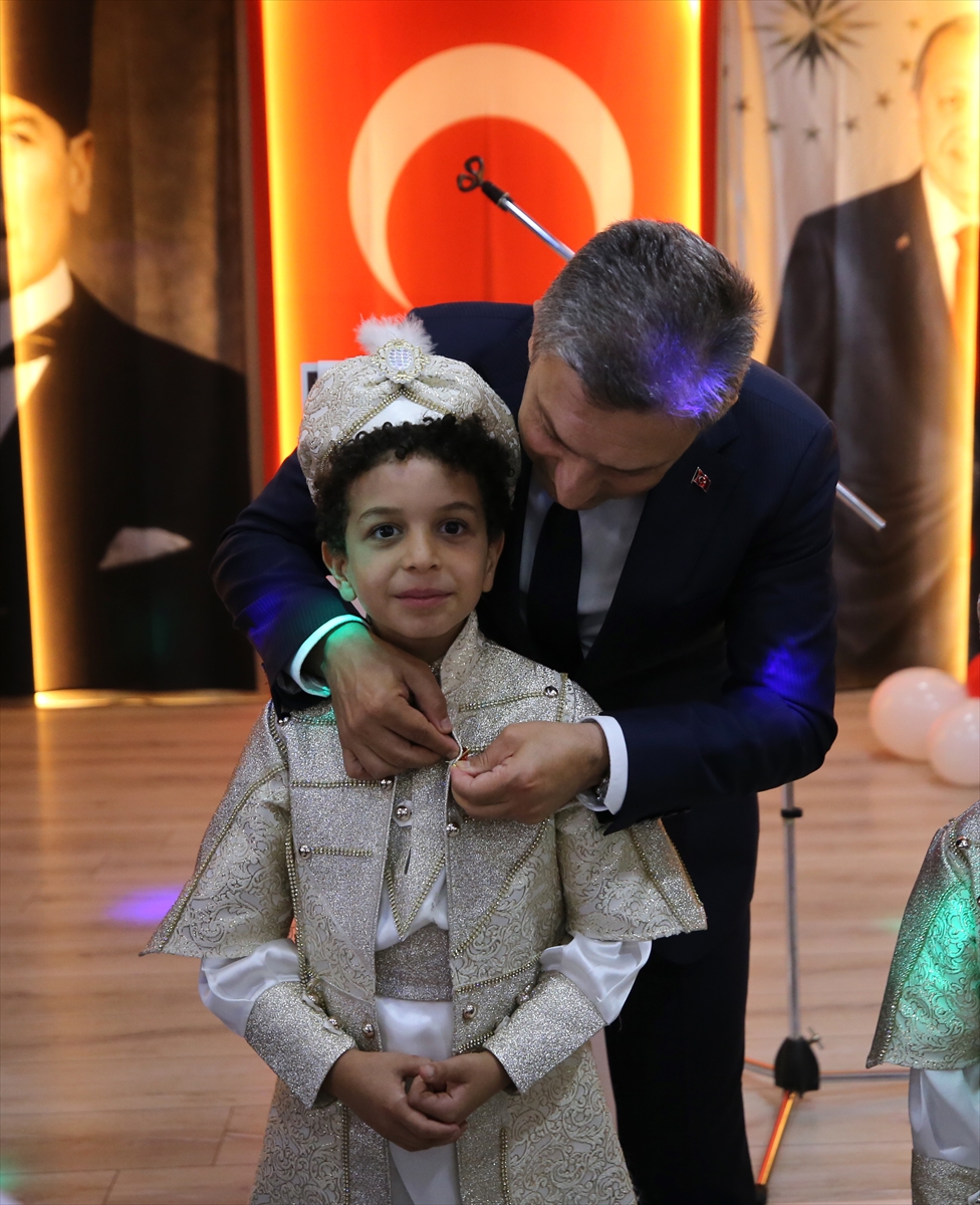 Antalya'da vakıf geleneği kapsamında 39 çocuk sünnet ettirildi