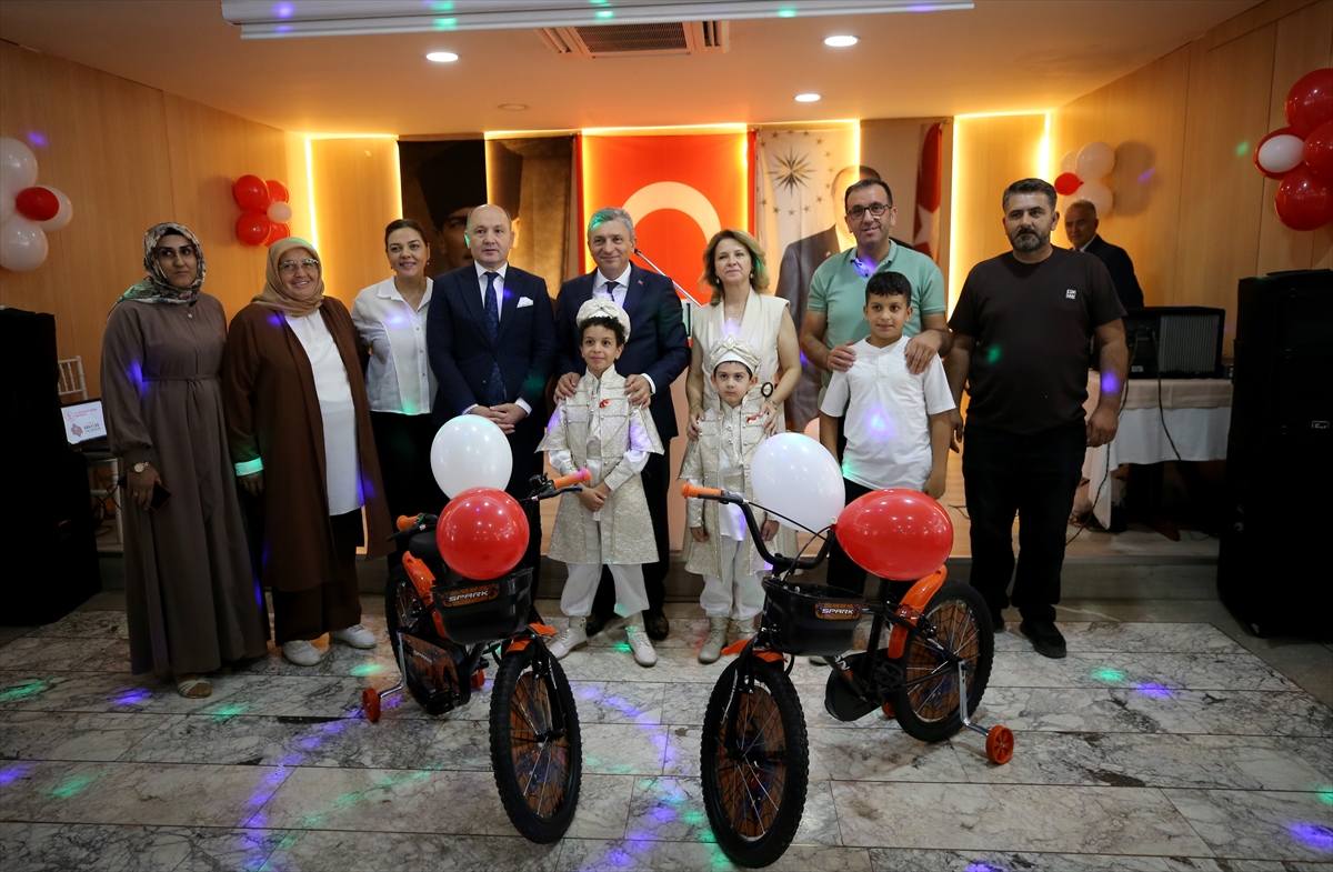 Antalya'da vakıf geleneği kapsamında 39 çocuk sünnet ettirildi