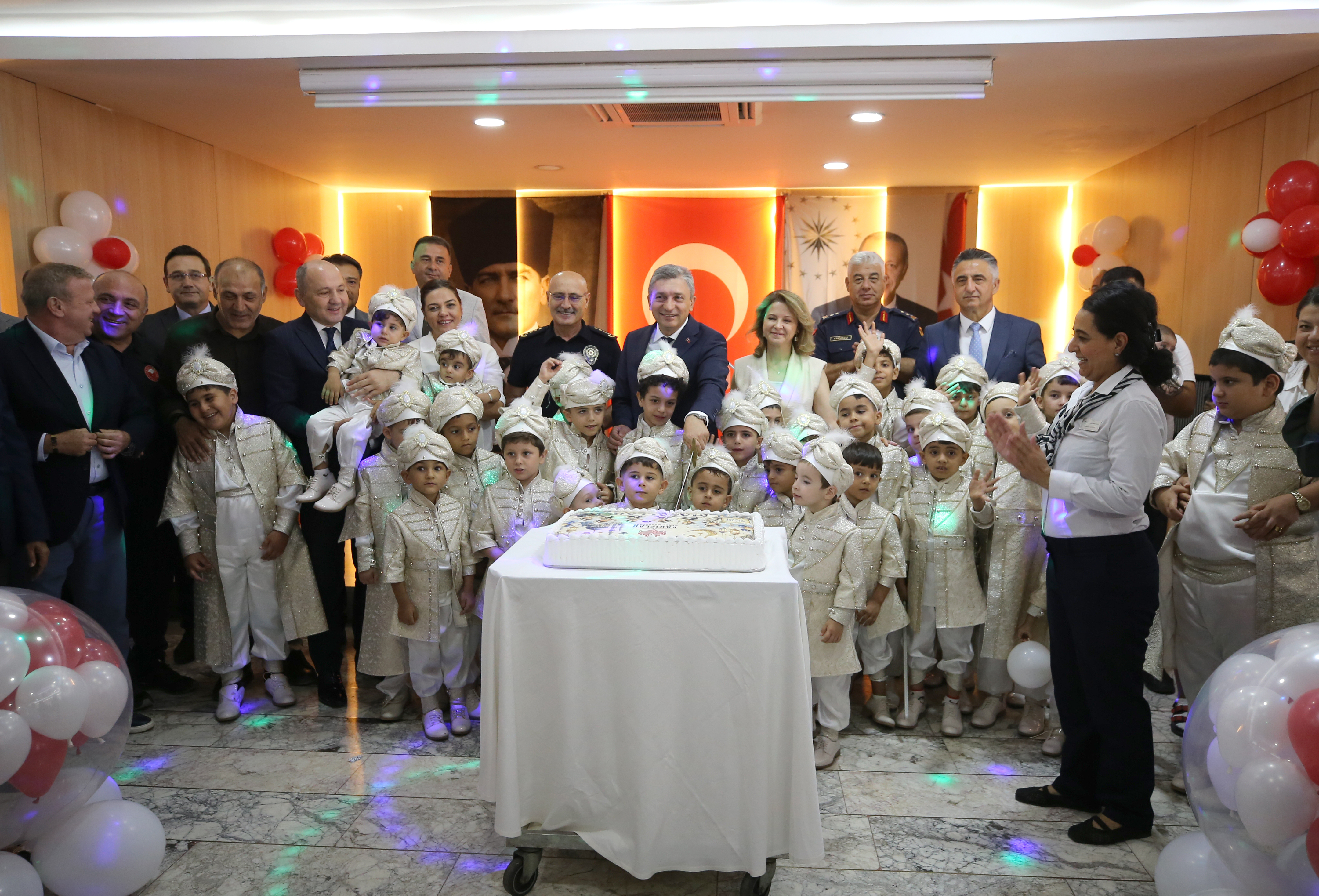Antalya'da vakıf geleneği kapsamında 39 çocuk sünnet ettirildi