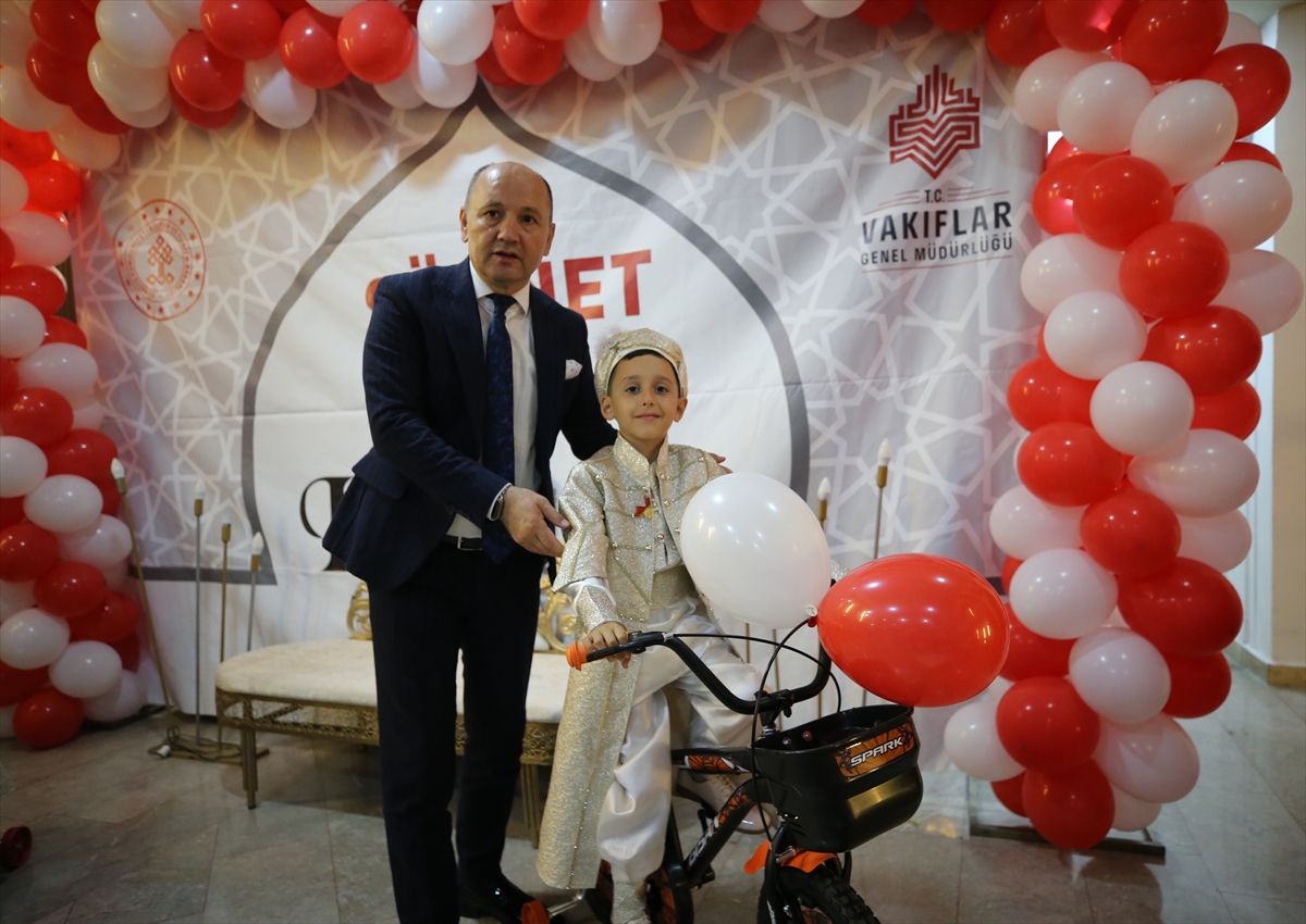 Antalya'da vakıf geleneği kapsamında 39 çocuk sünnet ettirildi
